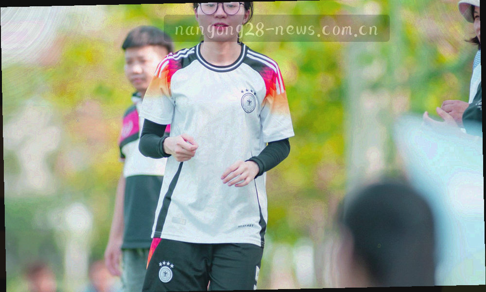 深墨蓝底上规则排列的细网格与光点抽象纹理